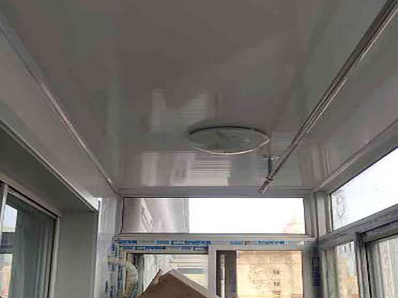 陽臺吊頂安裝:陽臺鋁扣板吊頂，首先要依據(jù)樓層標(biāo)高水平線，然后用尺豎向量至頂棚設(shè)計(jì)標(biāo)高，同時(shí)在頂板上彈在龍骨位置線，還要將頂棚的標(biāo)高水平線彈在墻面上。 在可使用木龍骨，也能夠使用輕鋼龍骨的情況下盡可能使用輕鋼龍骨。這是由于木材的漲縮比較大，容易致使結(jié)構(gòu)變形。 設(shè)計(jì)以及施工中注意伸縮縫。每一道接縫處都應(yīng)留有伸縮縫，并倒成四五度角，以避免應(yīng)力積累。 輕鋼龍骨或者木龍骨安裝平整，間距規(guī)范。 自攻釘要均勻散布，保證每一顆自攻釘經(jīng)受的力接近，否則易構(gòu)成邊鎖反映使結(jié)構(gòu)失去不亂性而發(fā)生變形裂痕。