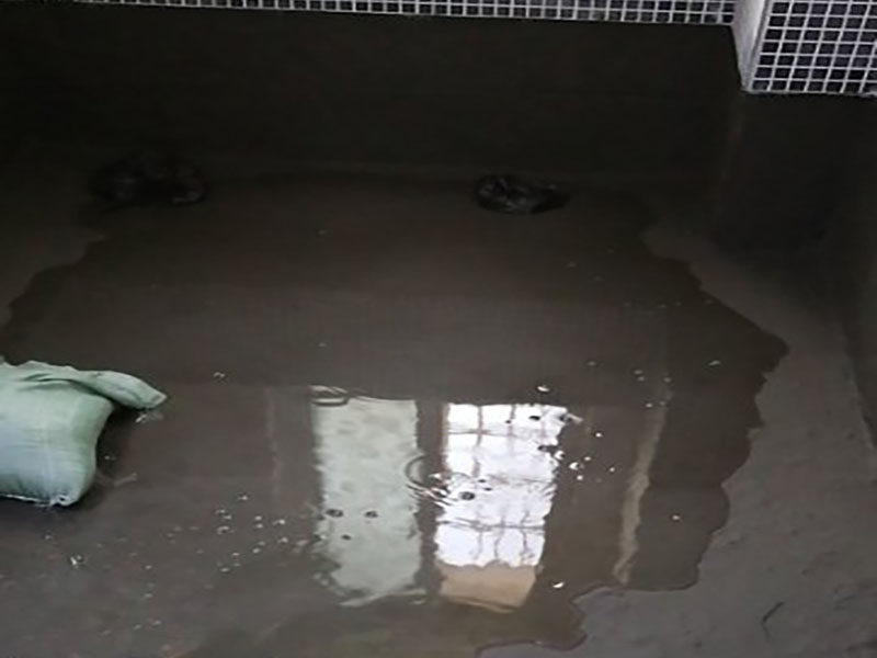 浴室防水貼磚裝修：一是墻磚應從下向上鋪貼,且一面墻不能一次貼到頂,接縫一般為1~3毫米; 二是鋪貼前要先處理墻面的平整,處理裂縫; 三是粘結材料的涂抹要中間稍高于四周,用橡膠錘敲擊表面以固定,這樣一來可以避免空氣積存于粘結層中。同時要進行水平檢測; 四是粘結材料要挑和適當,一般墻面水泥與沙比例為1:4,地面水泥與沙比例為1:32. 地面要打平。有一些土建地面是不平的,遇到這種情況大家應該把不平的地方用水泥沙漿鋪平。鋪設時可以用不同的色彩的瓷磚(較深色的)把周圍框起來,而框內的瓷磚用較淺色的。當然,廚房跟廁所的地面一定要有傾斜度,這樣是為了方便排水