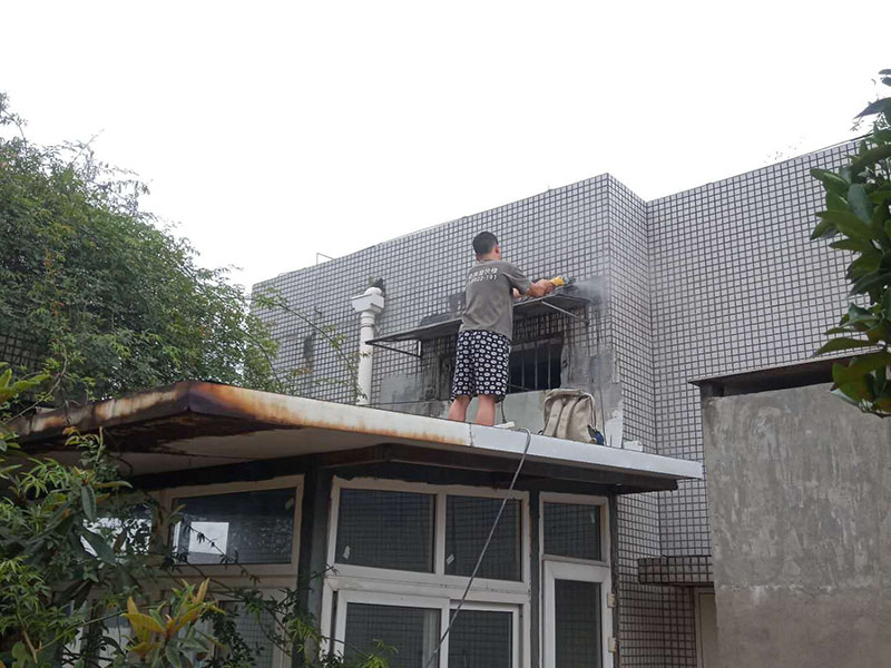 窗戶外墻防水切割：1、外墻防水不建議用防水涂料，防水涂料施工后需要做一層保護(hù)層；2、防水需要在水泥基面施工，如果貼了瓷磚，還需要把瓷磚鏟除再施工；3、外墻防水最好使用砂漿防水劑，做好后可以與原有的水泥基面形成一個(gè)整體，且不會(huì)被雨水中的酸、堿等物質(zhì)破壞。