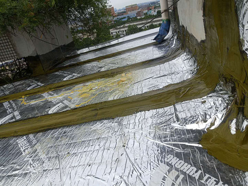 露臺(tái)頂面防水:將原防水層鏟除之后，再找平，將原來(lái)下部保溫層里存的水進(jìn)行排干，設(shè)一些排氣孔做排氣措施，將保溫層里的水分排干。 把基面處理成堅(jiān)固、平整、干凈，無(wú)灰塵、油膩、蠟等以及其它碎屑物質(zhì)；基面有孔隙、裂縫、不平等缺陷的，須預(yù)先用水泥砂漿修補(bǔ)抹平，確?；娉浞譂駶?rùn)，但無(wú)明水，有泛水坡度。 防水材料建議選擇柔嫩型的聚合物水泥基防水涂/漿料，這類產(chǎn)品是水性涂料、無(wú)毒無(wú)害無(wú)污染、和水泥基材粘接緊密、使用壽命長(zhǎng)、防水效果強(qiáng)。 做好坡度3&deg;的排水坡；柔韌型的防水涂料前后兩次呈&ldquo;十&rdquo;字涂刷兩遍，總厚度不超過(guò)2㎜。