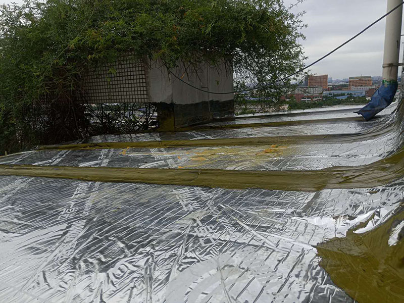 露臺(tái)頂面防水:將原防水層鏟除之后，再找平，將原來(lái)下部保溫層里存的水進(jìn)行排干，設(shè)一些排氣孔做排氣措施，將保溫層里的水分排干。 把基面處理成堅(jiān)固、平整、干凈，無(wú)灰塵、油膩、蠟等以及其它碎屑物質(zhì)；基面有孔隙、裂縫、不平等缺陷的，須預(yù)先用水泥砂漿修補(bǔ)抹平，確?；娉浞譂駶?rùn)，但無(wú)明水，有泛水坡度。 防水材料建議選擇柔嫩型的聚合物水泥基防水涂/漿料，這類產(chǎn)品是水性涂料、無(wú)毒無(wú)害無(wú)污染、和水泥基材粘接緊密、使用壽命長(zhǎng)、防水效果強(qiáng)。 做好坡度3&deg;的排水坡；柔韌型的防水涂料前后兩次呈&ldquo;十&rdquo;字涂刷兩遍，總厚度不超過(guò)2㎜。