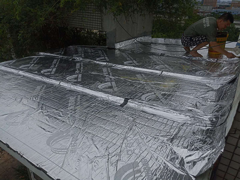 露臺(tái)頂面防水:將原防水層鏟除之后，再找平，將原來(lái)下部保溫層里存的水進(jìn)行排干，設(shè)一些排氣孔做排氣措施，將保溫層里的水分排干。 把基面處理成堅(jiān)固、平整、干凈，無(wú)灰塵、油膩、蠟等以及其它碎屑物質(zhì)；基面有孔隙、裂縫、不平等缺陷的，須預(yù)先用水泥砂漿修補(bǔ)抹平，確?；娉浞譂駶?rùn)，但無(wú)明水，有泛水坡度。 防水材料建議選擇柔嫩型的聚合物水泥基防水涂/漿料，這類產(chǎn)品是水性涂料、無(wú)毒無(wú)害無(wú)污染、和水泥基材粘接緊密、使用壽命長(zhǎng)、防水效果強(qiáng)。 做好坡度3&deg;的排水坡；柔韌型的防水涂料前后兩次呈&ldquo;十&rdquo;字涂刷兩遍，總厚度不超過(guò)2㎜。