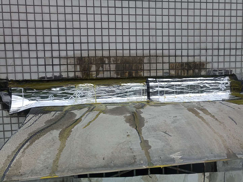 露臺(tái)頂面防水:將原防水層鏟除之后，再找平，將原來(lái)下部保溫層里存的水進(jìn)行排干，設(shè)一些排氣孔做排氣措施，將保溫層里的水分排干。 把基面處理成堅(jiān)固、平整、干凈，無(wú)灰塵、油膩、蠟等以及其它碎屑物質(zhì)；基面有孔隙、裂縫、不平等缺陷的，須預(yù)先用水泥砂漿修補(bǔ)抹平，確?；娉浞譂駶?rùn)，但無(wú)明水，有泛水坡度。 防水材料建議選擇柔嫩型的聚合物水泥基防水涂/漿料，這類產(chǎn)品是水性涂料、無(wú)毒無(wú)害無(wú)污染、和水泥基材粘接緊密、使用壽命長(zhǎng)、防水效果強(qiáng)。 做好坡度3&deg;的排水坡；柔韌型的防水涂料前后兩次呈&ldquo;十&rdquo;字涂刷兩遍，總厚度不超過(guò)2㎜。