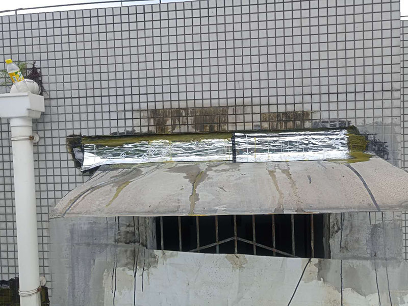 露臺(tái)頂面防水:將原防水層鏟除之后，再找平，將原來(lái)下部保溫層里存的水進(jìn)行排干，設(shè)一些排氣孔做排氣措施，將保溫層里的水分排干。 把基面處理成堅(jiān)固、平整、干凈，無(wú)灰塵、油膩、蠟等以及其它碎屑物質(zhì)；基面有孔隙、裂縫、不平等缺陷的，須預(yù)先用水泥砂漿修補(bǔ)抹平，確保基面充分濕潤(rùn)，但無(wú)明水，有泛水坡度。 防水材料建議選擇柔嫩型的聚合物水泥基防水涂/漿料，這類產(chǎn)品是水性涂料、無(wú)毒無(wú)害無(wú)污染、和水泥基材粘接緊密、使用壽命長(zhǎng)、防水效果強(qiáng)。 做好坡度3&deg;的排水坡；柔韌型的防水涂料前后兩次呈&ldquo;十&rdquo;字涂刷兩遍，總厚度不超過(guò)2㎜。