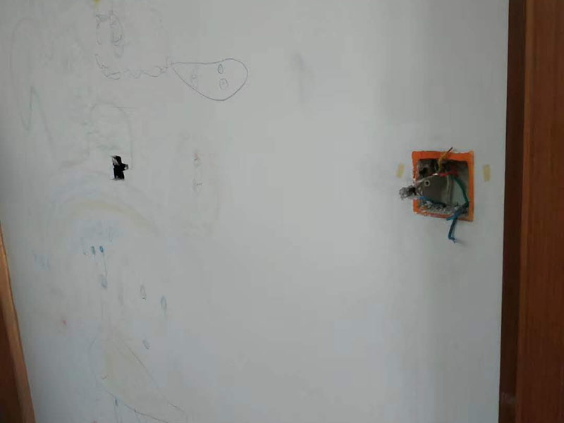 電路燈具安裝：不同類別的燈具，不同場所的其安裝方法可以有著萬千差別的。但總結(jié)起來大的安裝燈具的流程可以歸納為：1，首先對需要安裝燈具的場所作照明需求設(shè)計-包括照度需求的設(shè)計，燈具類別的選用確定，照明電路規(guī)劃設(shè)計等； 2.做好設(shè)計后便是照明電路鋪設(shè)（包括布燈點位及其開關(guān)控制位置和方式的確定）這個過程可能需要與其它工程工序相配合進行的，而且必須注意的是暫時不要讓線路接通電源，慎防意外 3.接下來就是開關(guān)制合的安裝，燈具的固定安裝后，一一反復檢查電路燈具安裝的正確，確保正確后再一個一個地試通電驗證調(diào)試，確保與設(shè)計要求相符合