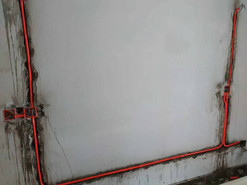 馬桶側(cè)水管安裝:先將之前的舊水管拆掉，先取下兩邊的固定物，在用鉗子將鐵絲擰好，接下來就是把管子取下來，舊水管長時間使用了，一般都會出現(xiàn)老化的現(xiàn)象，這時候沒有彈性直接掰掉就可以了。 在通便管道的那頭接口，原本的膠皮還黏在上邊，這個時候就需要將這個原本的膠給敲掉。不然新管是不能套進(jìn)去的。可以用凡士林來讓上面的銹跡化解掉。在套新管的還是比較難的，可以利用到剛剛的舊衣服來擦手，然后在慢慢套管的時候非常困難。廢舊衣物此時可以用來擦手。套管的時候需要先用鐵圈對膠皮管口進(jìn)行固定，不然對接上之后，就帶不上了。 到用舊衣服鋪在馬桶上，是因為我們在安裝馬桶排水管的時候，需要接觸到馬桶，所以需要找些衣服來墊著，這樣就不會被馬桶擱的疼。如果是已經(jīng)將馬桶排水管安裝好，那就可以來試試沖水看看，如果是下水很順暢那就是安裝成功