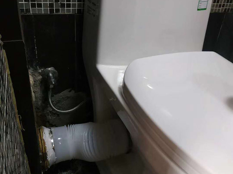 馬桶側(cè)水管安裝:先將之前的舊水管拆掉，先取下兩邊的固定物，在用鉗子將鐵絲擰好，接下來就是把管子取下來，舊水管長時間使用了，一般都會出現(xiàn)老化的現(xiàn)象，這時候沒有彈性直接掰掉就可以了。 在通便管道的那頭接口，原本的膠皮還黏在上邊，這個時候就需要將這個原本的膠給敲掉。不然新管是不能套進(jìn)去的?？梢杂梅彩苛謥碜屔厦娴匿P跡化解掉。在套新管的還是比較難的，可以利用到剛剛的舊衣服來擦手，然后在慢慢套管的時候非常困難。廢舊衣物此時可以用來擦手。套管的時候需要先用鐵圈對膠皮管口進(jìn)行固定，不然對接上之后，就帶不上了。 到用舊衣服鋪在馬桶上，是因為我們在安裝馬桶排水管的時候，需要接觸到馬桶，所以需要找些衣服來墊著，這樣就不會被馬桶擱的疼。如果是已經(jīng)將馬桶排水管安裝好，那就可以來試試沖水看看，如果是下水很順暢那就是安裝成功