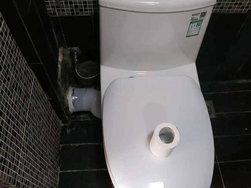 馬桶側(cè)水管安裝:先將之前的舊水管拆掉，先取下兩邊的固定物，在用鉗子將鐵絲擰好，接下來就是把管子取下來，舊水管長時間使用了，一般都會出現(xiàn)老化的現(xiàn)象，這時候沒有彈性直接掰掉就可以了。 在通便管道的那頭接口，原本的膠皮還黏在上邊，這個時候就需要將這個原本的膠給敲掉。不然新管是不能套進(jìn)去的。可以用凡士林來讓上面的銹跡化解掉。在套新管的還是比較難的，可以利用到剛剛的舊衣服來擦手，然后在慢慢套管的時候非常困難。廢舊衣物此時可以用來擦手。套管的時候需要先用鐵圈對膠皮管口進(jìn)行固定，不然對接上之后，就帶不上了。 到用舊衣服鋪在馬桶上，是因為我們在安裝馬桶排水管的時候，需要接觸到馬桶，所以需要找些衣服來墊著，這樣就不會被馬桶擱的疼。如果是已經(jīng)將馬桶排水管安裝好，那就可以來試試沖水看看，如果是下水很順暢那就是安裝成功