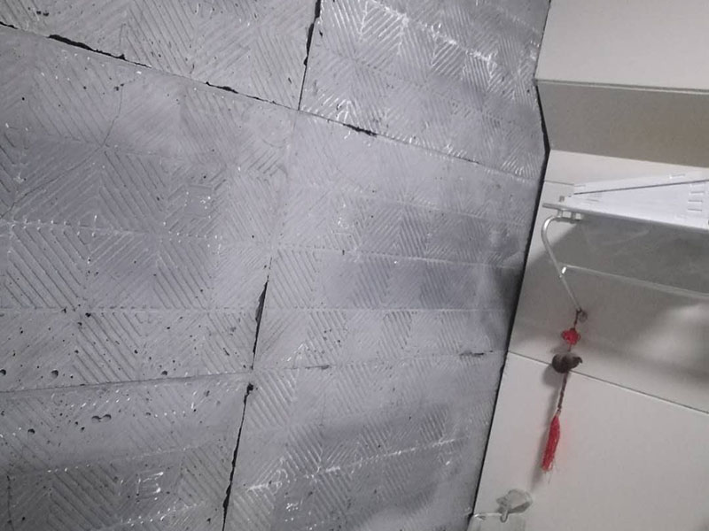 墻面瓷磚脫落：瓷磚破了很多的小洞,建議您直接用水泥粘上一些互補(bǔ)或同色的馬賽克瓷磚做點(diǎn)綴!我給您說說地磚如何清潔和保養(yǎng)吧。1、瓷磚日常清洗可選用洗潔精、肥皂等進(jìn)行清洗;2、用肥皂加少許氨水與松節(jié)油的混合液,清洗瓷磚可使瓷磚更有光潔;3、生活中,如有茶水或其它日常生活用品附著在瓷磚上面應(yīng)及時(shí)擦洗干凈,必要時(shí)應(yīng)用相應(yīng)清潔用品清洗。4、拋光磚應(yīng)定期對其打蠟處理,時(shí)間處理為2―3個(gè)月為宜;磚面如出現(xiàn)劃痕,可在劃痕處涂抹牙膏。用干布擦拭可修復(fù)。磚與磚縫隙處可不定期用去污膏去污垢,再在縫隙刷一層防水劑可防霉菌生長。5、另外房間內(nèi)可以買些吸塵的植物回來擺放,這樣可以減少室內(nèi)的灰塵污染。6、的給室內(nèi)各個(gè)部分的裝飾、柜子、墻面、天花吊頂、裝飾品等進(jìn)行清潔,濕抹布抹就可以了。7、養(yǎng)成良好的生活習(xí)慣會(huì)減少室內(nèi)灰塵的污染。