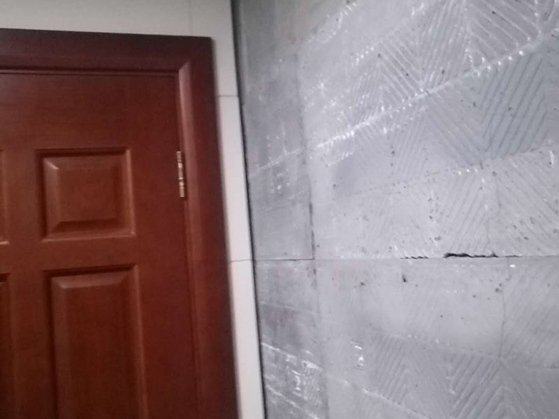 墻面瓷磚脫落：瓷磚破了很多的小洞,建議您直接用水泥粘上一些互補(bǔ)或同色的馬賽克瓷磚做點(diǎn)綴!我給您說說地磚如何清潔和保養(yǎng)吧。1、瓷磚日常清洗可選用洗潔精、肥皂等進(jìn)行清洗;2、用肥皂加少許氨水與松節(jié)油的混合液,清洗瓷磚可使瓷磚更有光潔;3、生活中,如有茶水或其它日常生活用品附著在瓷磚上面應(yīng)及時(shí)擦洗干凈,必要時(shí)應(yīng)用相應(yīng)清潔用品清洗。4、拋光磚應(yīng)定期對其打蠟處理,時(shí)間處理為2―3個(gè)月為宜;磚面如出現(xiàn)劃痕,可在劃痕處涂抹牙膏。用干布擦拭可修復(fù)。磚與磚縫隙處可不定期用去污膏去污垢,再在縫隙刷一層防水劑可防霉菌生長。5、另外房間內(nèi)可以買些吸塵的植物回來擺放,這樣可以減少室內(nèi)的灰塵污染。6、的給室內(nèi)各個(gè)部分的裝飾、柜子、墻面、天花吊頂、裝飾品等進(jìn)行清潔,濕抹布抹就可以了。7、養(yǎng)成良好的生活習(xí)慣會(huì)減少室內(nèi)灰塵的污染。