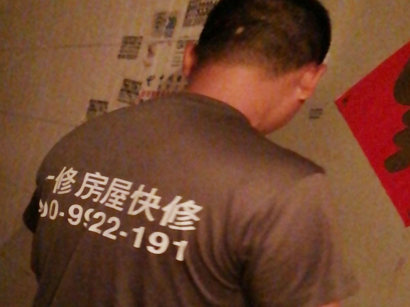 墻面粉刷翻新：在舊墻面上重新刷乳膠漆之前，一般先要對舊墻上的油污、浮灰、空鼓或裂紋等做處理，清除浮灰，鏟除起砂翹皮等部位，對油污的部位，應(yīng)先將原有涂層鏟除，不能鏟除應(yīng)徹底清洗干凈，墻面清理完畢，在用膩?zhàn)优蝺傻馈１M量用較細(xì)的砂紙，通常質(zhì)地較松軟的膩?zhàn)佑?00-500號的砂紙，質(zhì)地較硬的用360-400號為佳，假如砂紙?zhí)值脑挄粝潞苌畹纳昂?，刷漆是掩蓋不掉的。打磨結(jié)束必定。墻面底漆很重要，特別對舊墻刷新來說，如果直接上面漆墻面容易起泡發(fā)霉，日照久了墻面顏色也容易出現(xiàn)變化。刷底漆時(shí)一定要注意刷勻，確保墻面每個(gè)地方都刷到。刷底漆時(shí)滾筒選擇也很重要，不好的滾筒涂刷效果較差，會直接影響到面漆效果。