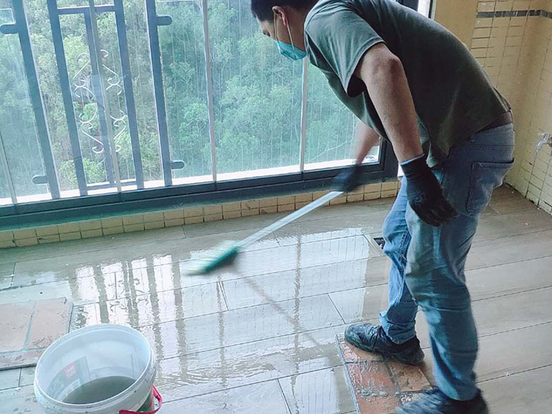陽臺完工打掃：在準備鋪陳時瓷磚是不能去浸水，可以用鋼絲球去刷掉瓷磚背后的松散物質(zhì)，也可以用濕布抹去瓷磚背面的灰塵。然后按照生產(chǎn)商建議的比例將水或乳液放到攪拌桶中攪拌直至粘結(jié)劑均勻無結(jié)塊。初始攪拌后的粘結(jié)劑應靜置在攪拌桶中，直到生產(chǎn)商推薦的熟化時間過后攪拌一下再使用。 需要在粘結(jié)劑量置晾時間內(nèi)，將準備好的瓷磚鋪壓到位，垂直于梳理方向輕微搓動以排出磚下的空氣。鋪貼到位后用橡皮錘輕擊，用尺寸合適的十字定位架來調(diào)整表面平整度及接縫的平直。 鋪設好的磚面應該及時清理干凈，特別是去除殘留其上的粘結(jié)劑。合格的粘結(jié)劑干硬后即使在陶瓷磚面上也不易被清除掉。清理好的瓷磚面應該立即擺放標識進行隔離，避免污染或擾動，直到下一個填縫工序。