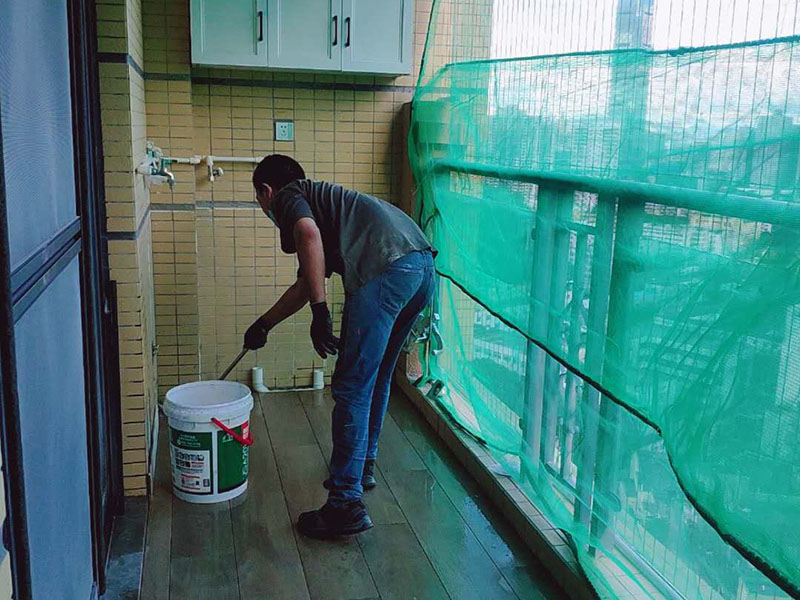 陽臺完工打掃：在準備鋪陳時瓷磚是不能去浸水，可以用鋼絲球去刷掉瓷磚背后的松散物質(zhì)，也可以用濕布抹去瓷磚背面的灰塵。然后按照生產(chǎn)商建議的比例將水或乳液放到攪拌桶中攪拌直至粘結(jié)劑均勻無結(jié)塊。初始攪拌后的粘結(jié)劑應靜置在攪拌桶中，直到生產(chǎn)商推薦的熟化時間過后攪拌一下再使用。 需要在粘結(jié)劑量置晾時間內(nèi)，將準備好的瓷磚鋪壓到位，垂直于梳理方向輕微搓動以排出磚下的空氣。鋪貼到位后用橡皮錘輕擊，用尺寸合適的十字定位架來調(diào)整表面平整度及接縫的平直。 鋪設好的磚面應該及時清理干凈，特別是去除殘留其上的粘結(jié)劑。合格的粘結(jié)劑干硬后即使在陶瓷磚面上也不易被清除掉。清理好的瓷磚面應該立即擺放標識進行隔離，避免污染或擾動，直到下一個填縫工序。