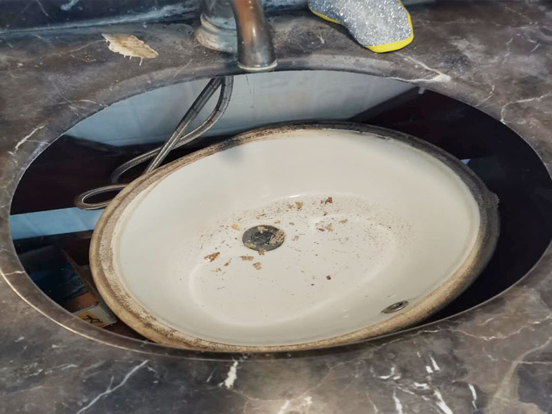 浴室盆安裝維修:1.首先檢查墻體是否實(shí)芯,不能裝在空心墻體上,因?yàn)榭招膲Σ粔?用不了就會(huì)爛掉。 2.按選定的孔位,用沖擊鉆在墻面上打孔,將掛墻配件中的膨脹管裝入孔中,再用自攻螺釘將主柜與... 3.主柜安裝完畢后,再把臺(tái)盆放入,調(diào)節(jié)放平。 4.側(cè)柜、置物架安裝方法同主柜。 5.化妝鏡安裝:按化妝鏡背孔安裝規(guī)格在墻面打孔,裝入膨脹管,然后把螺釘擰入膨脹管到適合深度,掛上浴鏡。