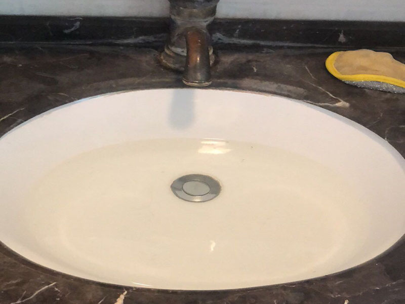 浴室盆安裝維修:1.首先檢查墻體是否實(shí)芯,不能裝在空心墻體上,因?yàn)榭招膲Σ粔?用不了就會(huì)爛掉。 2.按選定的孔位,用沖擊鉆在墻面上打孔,將掛墻配件中的膨脹管裝入孔中,再用自攻螺釘將主柜與... 3.主柜安裝完畢后,再把臺(tái)盆放入,調(diào)節(jié)放平。 4.側(cè)柜、置物架安裝方法同主柜。 5.化妝鏡安裝:按化妝鏡背孔安裝規(guī)格在墻面打孔,裝入膨脹管,然后把螺釘擰入膨脹管到適合深度,掛上浴鏡。