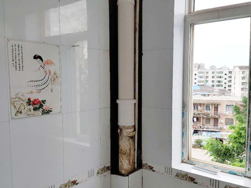 主水管更換：檢查進水管的螺絲，看是否生銹。 如果生銹可用扳手輕輕敲去銹。 螺絲一般是六角螺絲，好用方便。 同時擰下龍頭這邊的螺絲。 如果鐵銹太嚴重可用鉗子夾住一段，避免龍頭或者水管被擰壞。