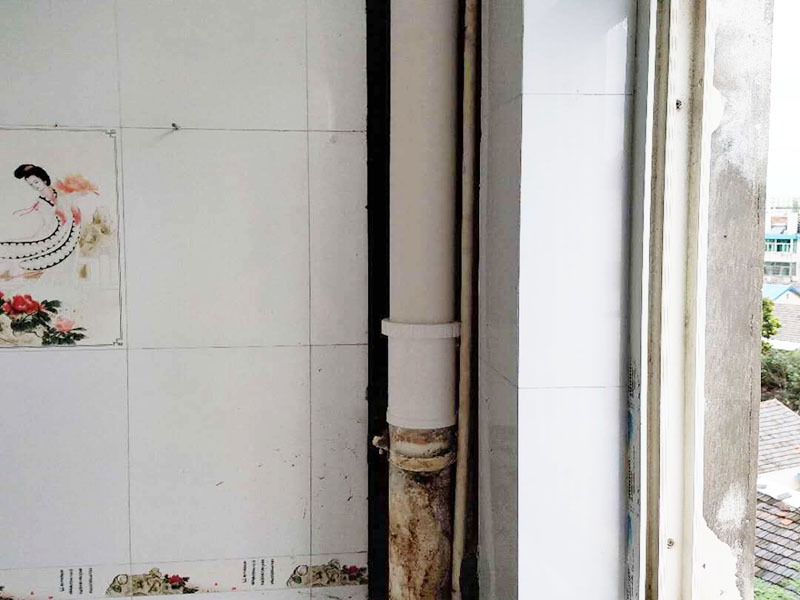 主水管更換：檢查進水管的螺絲，看是否生銹。 如果生銹可用扳手輕輕敲去銹。 螺絲一般是六角螺絲，好用方便。 同時擰下龍頭這邊的螺絲。 如果鐵銹太嚴重可用鉗子夾住一段，避免龍頭或者水管被擰壞。