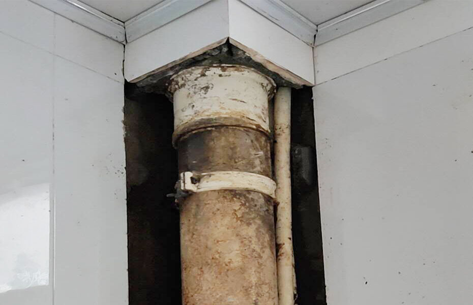 主水管更換：檢查進水管的螺絲，看是否生銹。 如果生銹可用扳手輕輕敲去銹。 螺絲一般是六角螺絲，好用方便。 同時擰下龍頭這邊的螺絲。 如果鐵銹太嚴重可用鉗子夾住一段，避免龍頭或者水管被擰壞。