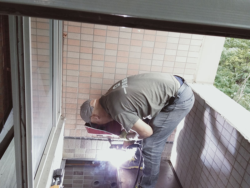 陽臺電焊鋼結(jié)構(gòu)：手工電弧焊的焊接過程是從引弧開始的，引弧方法有擦劃法引弧和直擊法引弧。 1.擦劃法引弧是先將焊條前端對準焊件，然后將手腕扭轉(zhuǎn)，使焊條在焊件表面輕微劃一 下，焊條提起2-4mm，即在空氣中產(chǎn)生電弧，后將電弧長度保持在焊條直徑允許的范圍。 2.直擊法引弧是將手腕下彎，焊條輕微碰一下焊件。