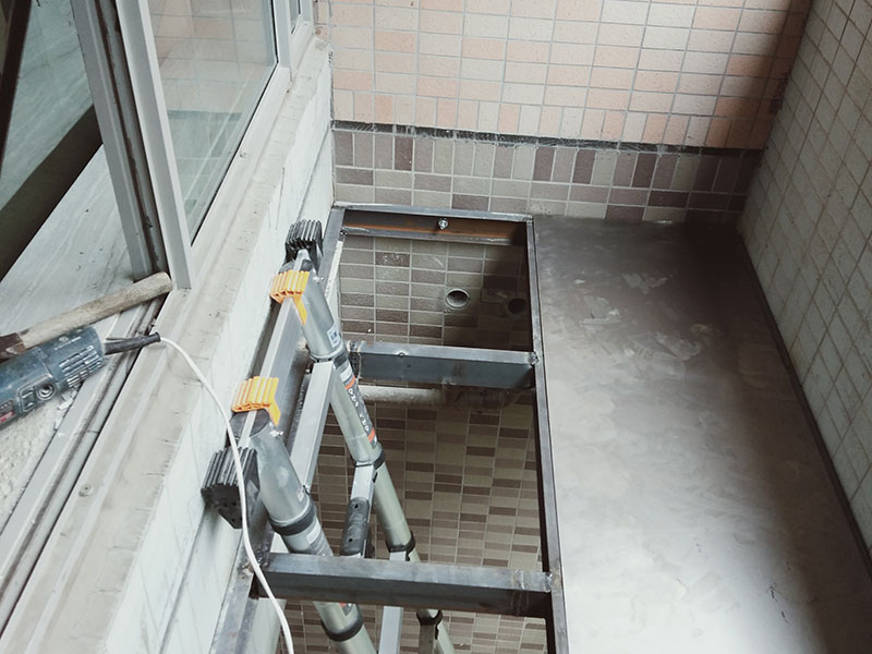 陽臺電焊鋼結(jié)構(gòu)：手工電弧焊的焊接過程是從引弧開始的，引弧方法有擦劃法引弧和直擊法引弧。 1.擦劃法引弧是先將焊條前端對準焊件，然后將手腕扭轉(zhuǎn)，使焊條在焊件表面輕微劃一 下，焊條提起2-4mm，即在空氣中產(chǎn)生電弧，后將電弧長度保持在焊條直徑允許的范圍。 2.直擊法引弧是將手腕下彎，焊條輕微碰一下焊件。