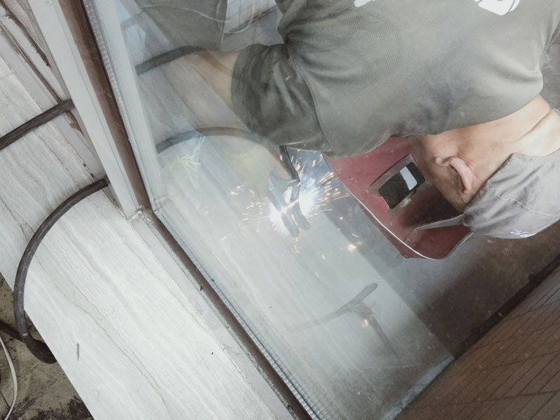 陽臺電焊鋼結(jié)構(gòu)：手工電弧焊的焊接過程是從引弧開始的，引弧方法有擦劃法引弧和直擊法引弧。 1.擦劃法引弧是先將焊條前端對準焊件，然后將手腕扭轉(zhuǎn)，使焊條在焊件表面輕微劃一 下，焊條提起2-4mm，即在空氣中產(chǎn)生電弧，后將電弧長度保持在焊條直徑允許的范圍。 2.直擊法引弧是將手腕下彎，焊條輕微碰一下焊件。