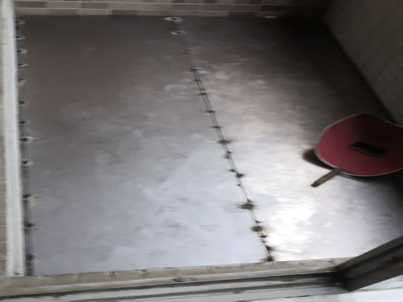 陽臺電焊鋼結(jié)構(gòu)：手工電弧焊的焊接過程是從引弧開始的，引弧方法有擦劃法引弧和直擊法引弧。 1.擦劃法引弧是先將焊條前端對準焊件，然后將手腕扭轉(zhuǎn)，使焊條在焊件表面輕微劃一 下，焊條提起2-4mm，即在空氣中產(chǎn)生電弧，后將電弧長度保持在焊條直徑允許的范圍。 2.直擊法引弧是將手腕下彎，焊條輕微碰一下焊件。