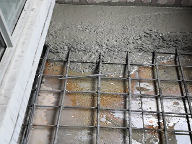 陽臺電焊鋼結(jié)構(gòu)：手工電弧焊的焊接過程是從引弧開始的，引弧方法有擦劃法引弧和直擊法引弧。 1.擦劃法引弧是先將焊條前端對準焊件，然后將手腕扭轉(zhuǎn)，使焊條在焊件表面輕微劃一 下，焊條提起2-4mm，即在空氣中產(chǎn)生電弧，后將電弧長度保持在焊條直徑允許的范圍。 2.直擊法引弧是將手腕下彎，焊條輕微碰一下焊件。