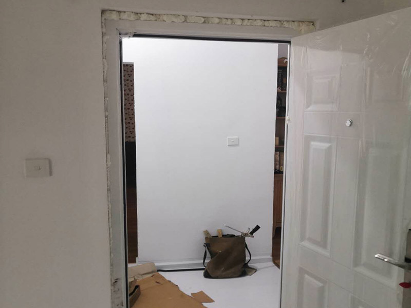 防盜門百葉門安裝：1、如框內(nèi)是聚胺脂發(fā)泡的，則不用填充水泥;沒(méi)有聚胺脂發(fā)泡的框，則必須用水泥填充，使防盜門與沿口沒(méi)有空心，安裝更牢固?！　?、填充水泥前用紙墊墊在門框與門扇兩側(cè)之間，把門關(guān)好進(jìn)行填充?！　?、填充水泥時(shí)，不要擠壓過(guò)重，以免使門框變形，影響開(kāi)啟?！　?、填充水泥6小時(shí)后將紙墊取下，把門打開(kāi)，將門框鎖孔部位水泥清凈