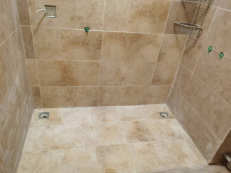 衛(wèi)生間瓷磚鋪貼：基層處理--抹底子灰--彈線排磚--侵磚--鑲貼--擦縫--交工驗收 首先進行地面清掃，不打掃干凈會翹邊、空鼓的;放水平du線然后分塊;地面要濕潤進行灑水;采用兩種砂漿，打砂漿的基層，一般要進行干鋪;地磚是不是出現(xiàn)了空鼓是很重要的;還要在磚底涂抹上漿;鋪貼的時候要用橡皮錘敲擊，做拉縫、表面清理，對瓷磚進行勾縫處理即可。最重要的是保護好成品，以防造成污染和損傷。