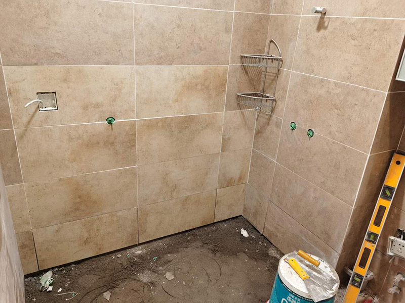 衛(wèi)生間瓷磚鋪貼：基層處理--抹底子灰--彈線排磚--侵磚--鑲貼--擦縫--交工驗收 首先進行地面清掃，不打掃干凈會翹邊、空鼓的;放水平du線然后分塊;地面要濕潤進行灑水;采用兩種砂漿，打砂漿的基層，一般要進行干鋪;地磚是不是出現(xiàn)了空鼓是很重要的;還要在磚底涂抹上漿;鋪貼的時候要用橡皮錘敲擊，做拉縫、表面清理，對瓷磚進行勾縫處理即可。最重要的是保護好成品，以防造成污染和損傷。