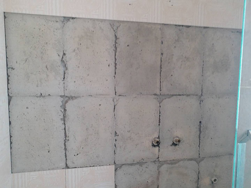 衛(wèi)生間瓷磚鋪貼：基層處理--抹底子灰--彈線排磚--侵磚--鑲貼--擦縫--交工驗收 首先進行地面清掃，不打掃干凈會翹邊、空鼓的;放水平du線然后分塊;地面要濕潤進行灑水;采用兩種砂漿，打砂漿的基層，一般要進行干鋪;地磚是不是出現(xiàn)了空鼓是很重要的;還要在磚底涂抹上漿;鋪貼的時候要用橡皮錘敲擊，做拉縫、表面清理，對瓷磚進行勾縫處理即可。最重要的是保護好成品，以防造成污染和損傷。