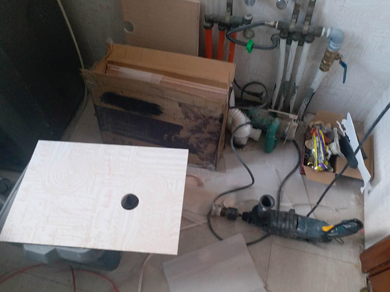 衛(wèi)生間瓷磚鋪貼：基層處理--抹底子灰--彈線排磚--侵磚--鑲貼--擦縫--交工驗收 首先進行地面清掃，不打掃干凈會翹邊、空鼓的;放水平du線然后分塊;地面要濕潤進行灑水;采用兩種砂漿，打砂漿的基層，一般要進行干鋪;地磚是不是出現(xiàn)了空鼓是很重要的;還要在磚底涂抹上漿;鋪貼的時候要用橡皮錘敲擊，做拉縫、表面清理，對瓷磚進行勾縫處理即可。最重要的是保護好成品，以防造成污染和損傷。