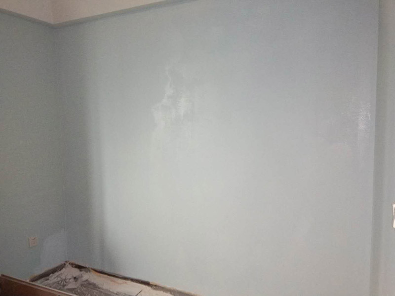 臥室乳膠漆粉刷：1、基層處理。先將裝修表面上的灰塊、浮渣等雜物用開鏟除，如表面有油污，應用清洗劑和清水洗凈，干燥后再用棕刷將表面灰塵清掃干凈表面清掃后，用水與界面劑(配合比為10：1)的稀釋液滾刷一邊，再用底層石膏或嵌縫石膏將底層不平處填補好，石膏干透后局部需貼牛皮紙或?qū)Ｓ脡Σ歼M行防裂處理，干透后進行下一步施工 2、滿刮兩遍膩子。一遍應用膠皮刮板滿刮，要求橫向刮抹平整、均勻、光滑，密實平整，線角及邊棱整齊為度。 3、底層涂料。施工應在干燥、清潔、牢固的層表面上進行，噴涂一遍，涂層需均勻，不得漏涂。 4、中層涂料施工。涂刷一遍中層涂料前如發(fā)現(xiàn)有不平整之處，用膩子補平磨光。涂料在使用前應用手提電動攪拌充分攪拌均勻。如稠度較大，可適當加清水稀釋，但每次加水量需一致，不得稀稠不一。然后將涂料倒入托盤，用涂料滾