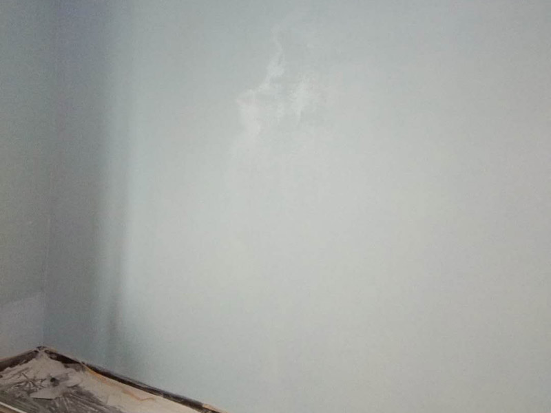 臥室乳膠漆粉刷：1、基層處理。先將裝修表面上的灰塊、浮渣等雜物用開鏟除，如表面有油污，應用清洗劑和清水洗凈，干燥后再用棕刷將表面灰塵清掃干凈表面清掃后，用水與界面劑(配合比為10：1)的稀釋液滾刷一邊，再用底層石膏或嵌縫石膏將底層不平處填補好，石膏干透后局部需貼牛皮紙或?qū)Ｓ脡Σ歼M行防裂處理，干透后進行下一步施工 2、滿刮兩遍膩子。一遍應用膠皮刮板滿刮，要求橫向刮抹平整、均勻、光滑，密實平整，線角及邊棱整齊為度。 3、底層涂料。施工應在干燥、清潔、牢固的層表面上進行，噴涂一遍，涂層需均勻，不得漏涂。 4、中層涂料施工。涂刷一遍中層涂料前如發(fā)現(xiàn)有不平整之處，用膩子補平磨光。涂料在使用前應用手提電動攪拌充分攪拌均勻。如稠度較大，可適當加清水稀釋，但每次加水量需一致，不得稀稠不一。然后將涂料倒入托盤，用涂料滾