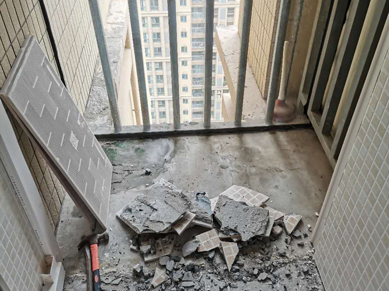 陽臺瓷磚鋪貼：準(zhǔn)備粘結(jié)劑前，瓷磚不應(yīng)浸水，但要用鋼絲刷除去磚背面的松散物質(zhì)，并用濕布抹去磚背的浮塵。然后按照生產(chǎn)商建議的比例將水或乳液放到攪拌桶中攪拌直至粘結(jié)劑均勻無結(jié)塊。初始攪拌后的粘結(jié)劑應(yīng)靜置在攪拌桶中，直到生產(chǎn)商推薦的熟化時間過后攪拌一下再使用。 在鋪壓瓷磚前，在瓷磚背面也批一薄層粘結(jié)劑。這種雙批法雖然用的材料和工時比較多，但卻能夠保證粘貼的質(zhì)量和耐久性。 在粘結(jié)劑量置晾時間內(nèi)，將準(zhǔn)備好的瓷磚鋪壓到位，垂直于梳理方向輕微搓動以排出磚下的空氣。鋪貼到位后用橡皮錘輕擊，用尺寸合適的十字定位架來調(diào)整表面平整度及接縫的平直。