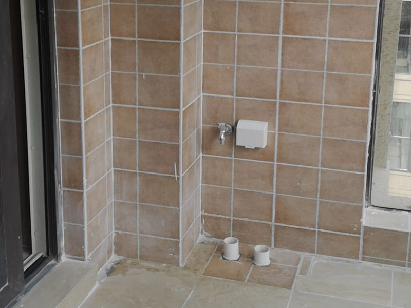 陽臺改造裝修：通常家&lrm;里種&lrm;的&lrm;綠植都會放在陽臺上，&lrm;所以&lrm;將陽臺改造成花園是最&lrm;常&lrm;見也是最簡單&lrm;的，&lrm;無論&lrm;家里是開放&lrm;式&lrm;陽臺還是封閉式&lrm;陽臺，&lrm;都可&lrm;以&lrm;進行&lrm;改造。 陽臺跟客廳、臥房的不同在于可以享受陽光沐浴、清風(fēng)拂面的感覺，可以在陽臺上擺放幾張舒服的座椅，放置一個小茶幾，或者掛一個吊椅，使陽臺既可以成為下午茶專區(qū)，也能成為偶爾閑坐、休息的小角落。 如果想要保留陽臺的生活用途，可以把洗衣機搬到陽臺，改造成一個洗衣區(qū)，這樣不僅將洗、晾、曬的過程集中在一個區(qū)域，還能兼顧手洗、儲物的功能。