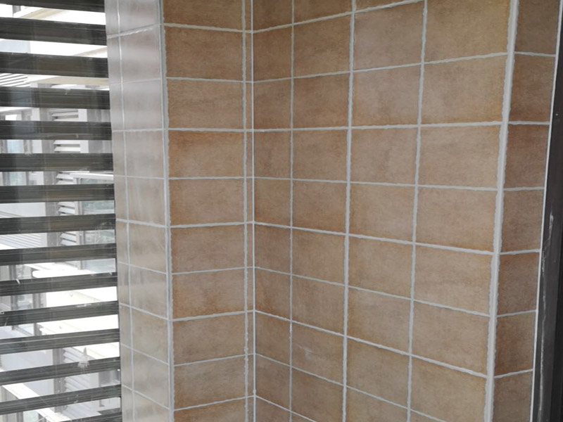 陽臺改造裝修：通常家&lrm;里種&lrm;的&lrm;綠植都會放在陽臺上，&lrm;所以&lrm;將陽臺改造成花園是最&lrm;常&lrm;見也是最簡單&lrm;的，&lrm;無論&lrm;家里是開放&lrm;式&lrm;陽臺還是封閉式&lrm;陽臺，&lrm;都可&lrm;以&lrm;進行&lrm;改造。 陽臺跟客廳、臥房的不同在于可以享受陽光沐浴、清風(fēng)拂面的感覺，可以在陽臺上擺放幾張舒服的座椅，放置一個小茶幾，或者掛一個吊椅，使陽臺既可以成為下午茶專區(qū)，也能成為偶爾閑坐、休息的小角落。 如果想要保留陽臺的生活用途，可以把洗衣機搬到陽臺，改造成一個洗衣區(qū)，這樣不僅將洗、晾、曬的過程集中在一個區(qū)域，還能兼顧手洗、儲物的功能。