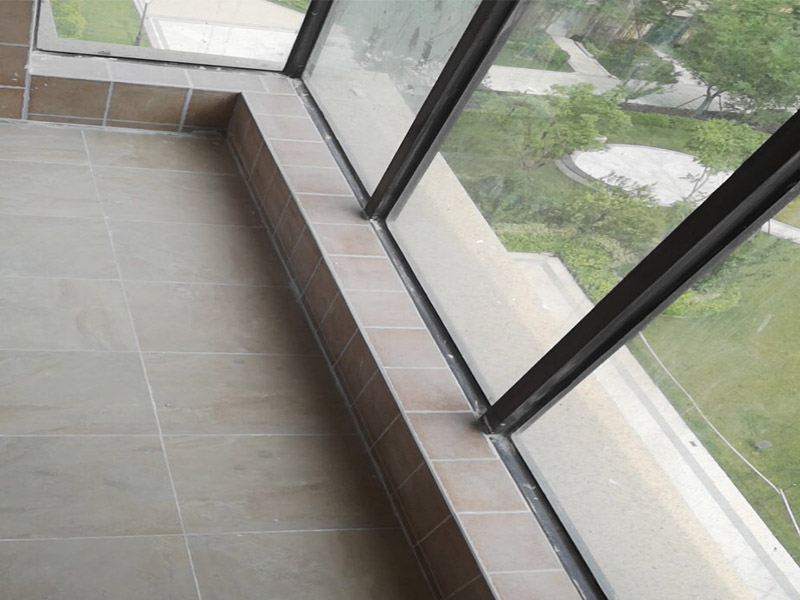 陽臺改造裝修：通常家&lrm;里種&lrm;的&lrm;綠植都會放在陽臺上，&lrm;所以&lrm;將陽臺改造成花園是最&lrm;常&lrm;見也是最簡單&lrm;的，&lrm;無論&lrm;家里是開放&lrm;式&lrm;陽臺還是封閉式&lrm;陽臺，&lrm;都可&lrm;以&lrm;進行&lrm;改造。 陽臺跟客廳、臥房的不同在于可以享受陽光沐浴、清風(fēng)拂面的感覺，可以在陽臺上擺放幾張舒服的座椅，放置一個小茶幾，或者掛一個吊椅，使陽臺既可以成為下午茶專區(qū)，也能成為偶爾閑坐、休息的小角落。 如果想要保留陽臺的生活用途，可以把洗衣機搬到陽臺，改造成一個洗衣區(qū)，這樣不僅將洗、晾、曬的過程集中在一個區(qū)域，還能兼顧手洗、儲物的功能。