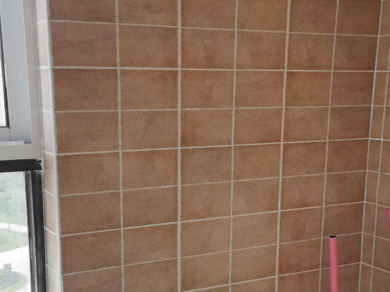 陽臺改造裝修：通常家&lrm;里種&lrm;的&lrm;綠植都會放在陽臺上，&lrm;所以&lrm;將陽臺改造成花園是最&lrm;常&lrm;見也是最簡單&lrm;的，&lrm;無論&lrm;家里是開放&lrm;式&lrm;陽臺還是封閉式&lrm;陽臺，&lrm;都可&lrm;以&lrm;進行&lrm;改造。 陽臺跟客廳、臥房的不同在于可以享受陽光沐浴、清風(fēng)拂面的感覺，可以在陽臺上擺放幾張舒服的座椅，放置一個小茶幾，或者掛一個吊椅，使陽臺既可以成為下午茶專區(qū)，也能成為偶爾閑坐、休息的小角落。 如果想要保留陽臺的生活用途，可以把洗衣機搬到陽臺，改造成一個洗衣區(qū)，這樣不僅將洗、晾、曬的過程集中在一個區(qū)域，還能兼顧手洗、儲物的功能。