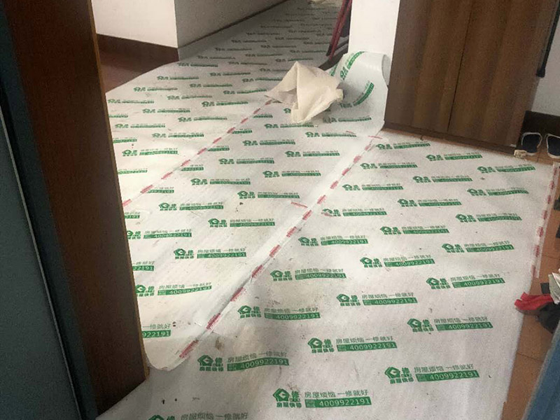 廁所重新裝修：老房衛(wèi)生間改造水電路改造很重要，會直接影響日后的生活使用，所以在改造過程中需要嚴防死守。避水測試，檢測防水層是否良好。一般衛(wèi)浴間的防水層為1.8米，其他墻面防水層高度為1米，地面防水返高30厘米。 當然，如果老房衛(wèi)生間改造時沒有進行水路改造的情況下，也是需要進行檢查防水層是否完好的操作流程。老房衛(wèi)生間改造中隨意鉆孔開槽都會造成防水層的損壞，因此，老房衛(wèi)生間改造進行拆除磚墻的裝修流程后，應當重新進行避水試驗，保證原來存有的防水系統(tǒng)不會出現(xiàn)任何問題。