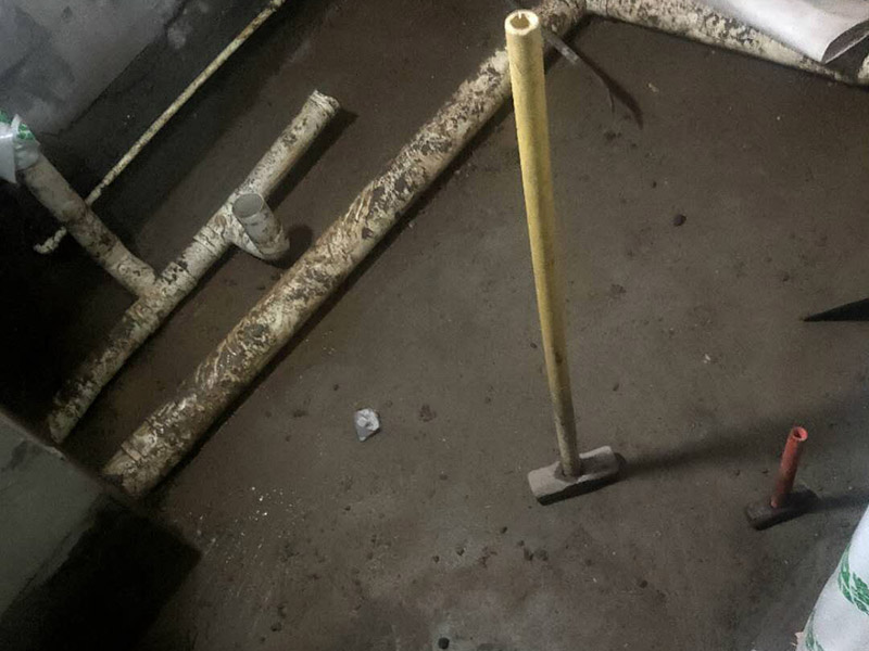 廁所重新裝修：老房衛(wèi)生間改造水電路改造很重要，會直接影響日后的生活使用，所以在改造過程中需要嚴防死守。避水測試，檢測防水層是否良好。一般衛(wèi)浴間的防水層為1.8米，其他墻面防水層高度為1米，地面防水返高30厘米。 當然，如果老房衛(wèi)生間改造時沒有進行水路改造的情況下，也是需要進行檢查防水層是否完好的操作流程。老房衛(wèi)生間改造中隨意鉆孔開槽都會造成防水層的損壞，因此，老房衛(wèi)生間改造進行拆除磚墻的裝修流程后，應當重新進行避水試驗，保證原來存有的防水系統(tǒng)不會出現(xiàn)任何問題。