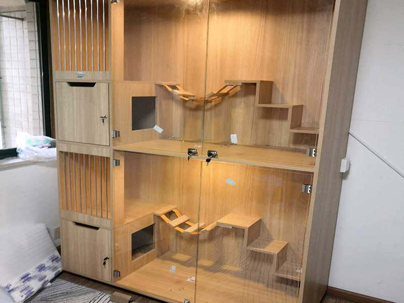 隔斷家具安裝：安裝前所需工作，拆開包裝所要注意的是，不要讓硬物劃到屏風(fēng)的表面，然后將屏風(fēng)支撐單腳全部裝上。然后就開始，如果是L型位，就找到L型的腳以及連接件蓋子，先將兩塊屏風(fēng)對準(zhǔn)L型腳的位置裝平，然后將中立柱裝上，最后用連接件將兩塊屏風(fēng)和中立柱固定在一起。然后，看屏風(fēng)的兩邊是否全部著地是否穩(wěn)定，有落空的腳就將其調(diào)到落地為止，必要時安裝屏風(fēng)最好是兩位師傅一個托扶著一個固定，避免屏風(fēng)倒下而損壞。屏風(fēng)搭好了，接著固定側(cè)腳板，側(cè)邊可使用連接件連接在屏風(fēng)的一側(cè)，上邊與臺面板連接處打是兩個L型角碼。