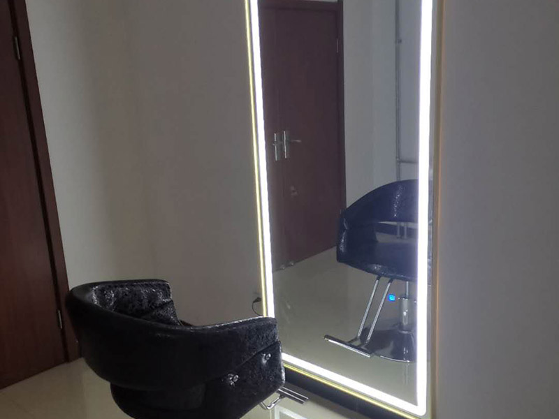 鏡子安裝維修:安裝在墻壁上面的一種掛墻式鏡子，常見的可能是全身鏡，或者是普通的圓形，長方形和正方形的小扇鏡子，它們和普通的擺放在梳妝臺上面的可以折疊的鏡子不太一樣，因?yàn)閷︼L(fēng)水方面要求比較苛刻，而且還應(yīng)該根據(jù)實(shí)際的結(jié)構(gòu)和面積確定產(chǎn)品的大小和規(guī)格，這樣的話才不至于影響到整體風(fēng)格，還可以達(dá)到畫龍點(diǎn)睛的效果。