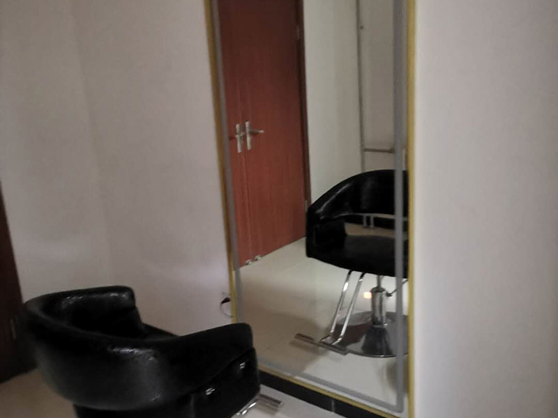 鏡子安裝維修:安裝在墻壁上面的一種掛墻式鏡子，常見的可能是全身鏡，或者是普通的圓形，長方形和正方形的小扇鏡子，它們和普通的擺放在梳妝臺上面的可以折疊的鏡子不太一樣，因?yàn)閷︼L(fēng)水方面要求比較苛刻，而且還應(yīng)該根據(jù)實(shí)際的結(jié)構(gòu)和面積確定產(chǎn)品的大小和規(guī)格，這樣的話才不至于影響到整體風(fēng)格，還可以達(dá)到畫龍點(diǎn)睛的效果。