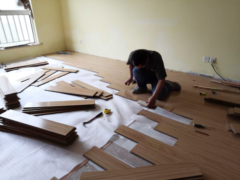 客廳木地板換新:基層清理&rarr;涂刷底膠&rarr;彈線、找平&rarr;鉆孔、安裝預(yù)埋件&rarr;安裝毛地板、找平、刨平&rarr;釘術(shù)地板、找平、刨平&rarr;釘踢腳板&rarr;刨光、打磨&rarr;油漆&rarr;上蠟。 1. 實(shí)鋪地板要先安裝地龍骨,然后再進(jìn)行木地板的鋪裝。 2. 龍骨的安裝方法:應(yīng)先在地面做預(yù)埋件,以固定木龍骨,預(yù)埋件為螺栓及鉛絲,預(yù)埋件間距為800毫米,從地面鉆孔下入。 3. 木地板的安裝方法：實(shí)鋪實(shí)木地板應(yīng)有基面板,基面板使用大芯板。 4. 地板鋪裝完成后,先用刨子將表面刨平刨光,將地板表面清掃干凈后涂刷地板漆,進(jìn)行拋光上蠟處理。