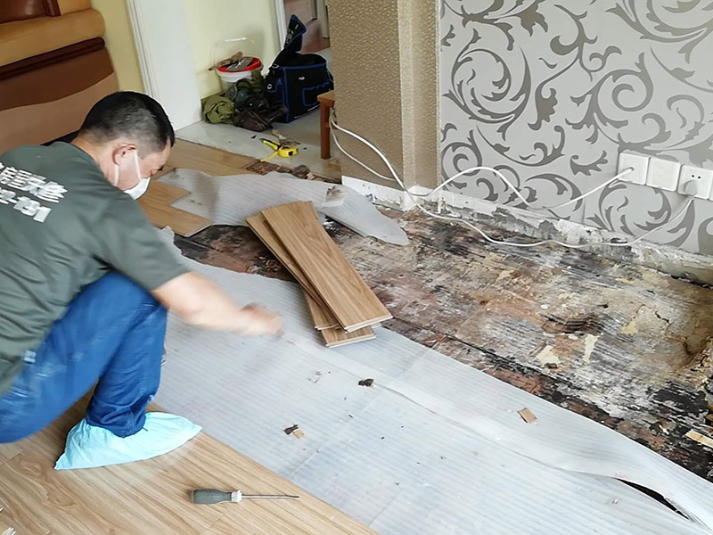 客廳木地板換新:基層清理&rarr;涂刷底膠&rarr;彈線、找平&rarr;鉆孔、安裝預(yù)埋件&rarr;安裝毛地板、找平、刨平&rarr;釘術(shù)地板、找平、刨平&rarr;釘踢腳板&rarr;刨光、打磨&rarr;油漆&rarr;上蠟。 1. 實(shí)鋪地板要先安裝地龍骨,然后再進(jìn)行木地板的鋪裝。 2. 龍骨的安裝方法:應(yīng)先在地面做預(yù)埋件,以固定木龍骨,預(yù)埋件為螺栓及鉛絲,預(yù)埋件間距為800毫米,從地面鉆孔下入。 3. 木地板的安裝方法：實(shí)鋪實(shí)木地板應(yīng)有基面板,基面板使用大芯板。 4. 地板鋪裝完成后,先用刨子將表面刨平刨光,將地板表面清掃干凈后涂刷地板漆,進(jìn)行拋光上蠟處理。