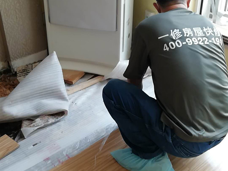 客廳木地板換新:基層清理&rarr;涂刷底膠&rarr;彈線、找平&rarr;鉆孔、安裝預(yù)埋件&rarr;安裝毛地板、找平、刨平&rarr;釘術(shù)地板、找平、刨平&rarr;釘踢腳板&rarr;刨光、打磨&rarr;油漆&rarr;上蠟。 1. 實(shí)鋪地板要先安裝地龍骨,然后再進(jìn)行木地板的鋪裝。 2. 龍骨的安裝方法:應(yīng)先在地面做預(yù)埋件,以固定木龍骨,預(yù)埋件為螺栓及鉛絲,預(yù)埋件間距為800毫米,從地面鉆孔下入。 3. 木地板的安裝方法：實(shí)鋪實(shí)木地板應(yīng)有基面板,基面板使用大芯板。 4. 地板鋪裝完成后,先用刨子將表面刨平刨光,將地板表面清掃干凈后涂刷地板漆,進(jìn)行拋光上蠟處理。