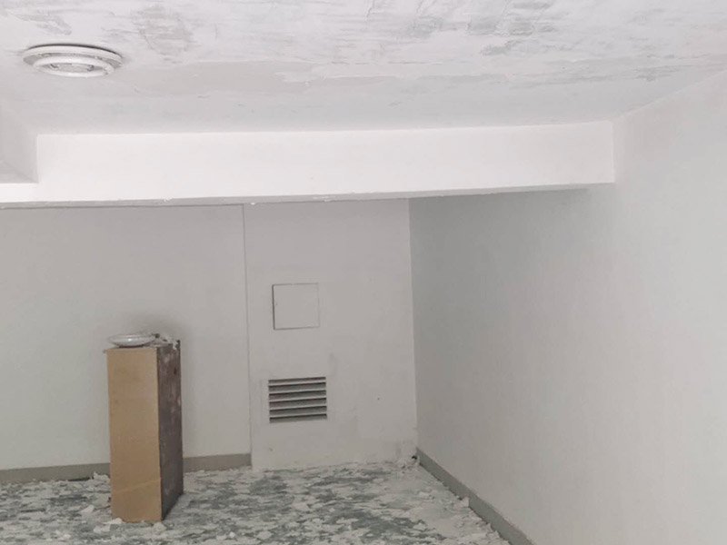 墻面基層清理：舊墻面基層處理相對新墻面較為復(fù)雜。現(xiàn)在將舊墻上的裝飾物去掉，然后將舊墻上的灰塵、油污等清理干凈。對于舊墻面上裂紋脫落的地方，可以用水泥砂漿進(jìn)行其修復(fù)，進(jìn)行墻面的拉毛壓扁處理。 若老墻有霉變，說明墻的初期防水工程做得不好。墻體翻新時，應(yīng)先進(jìn)行墻體的防水施工。用鋼絲刷或鐵鍬將舊墻面的變色退色粉漆清洗干凈，并用清水沖洗干凈。烘干后，對墻面進(jìn)行修補(bǔ)和拋光。為了保證墻面的平整度，不影響墻面的二次施工。 如果舊的墻面漆膜在涂裝后保存完好，那么用清水將墻面上的污漬清洗干凈，直接進(jìn)行墻面裝飾施工。