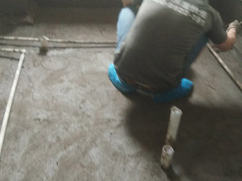 衛(wèi)生間拆除翻新裝修：首先，拆除瓷磚時(shí)要用電，而電是從客廳臨時(shí)拉的，為了避免在施工過(guò)程中發(fā)生觸電的現(xiàn)象，最好將電拉進(jìn)衛(wèi)生間內(nèi)。其次，舊房改造拆除瓷磚時(shí)可以用沖擊電鉆，這種工具方便快捷，可自由更換。但在使用前應(yīng)檢查其是否靈活，可以通過(guò)空轉(zhuǎn)一分鐘的方法進(jìn)行檢驗(yàn)。用完之后及時(shí)進(jìn)行清理。最后，梯子也是必不可少的工具之一，它可以幫助工人拆掉處于高處的瓷磚，還可以架起臨時(shí)插座。 用具的拆除，這一工程根據(jù)施工工人工作的習(xí)慣，有兩種拆除方式，可以提前將其拆除，也可以在拆磚的過(guò)程中同時(shí)進(jìn)行。但并不是所有的用具都可以提前拆除，馬桶必須在瓷磚拆除之后才可以拆掉，要不然掉落的瓷磚會(huì)砸壞馬桶。用具拆除后，應(yīng)將露出的電線接口用絕緣的東西綁住。