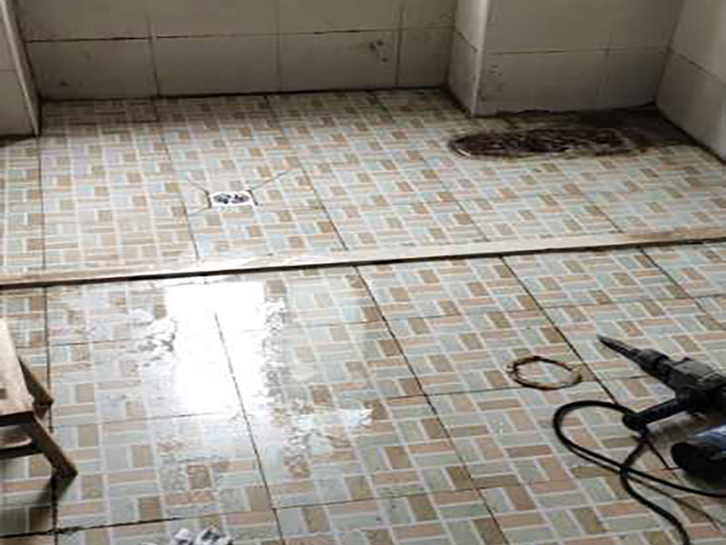 衛(wèi)生間拆除翻新裝修：首先，拆除瓷磚時(shí)要用電，而電是從客廳臨時(shí)拉的，為了避免在施工過(guò)程中發(fā)生觸電的現(xiàn)象，最好將電拉進(jìn)衛(wèi)生間內(nèi)。其次，舊房改造拆除瓷磚時(shí)可以用沖擊電鉆，這種工具方便快捷，可自由更換。但在使用前應(yīng)檢查其是否靈活，可以通過(guò)空轉(zhuǎn)一分鐘的方法進(jìn)行檢驗(yàn)。用完之后及時(shí)進(jìn)行清理。最后，梯子也是必不可少的工具之一，它可以幫助工人拆掉處于高處的瓷磚，還可以架起臨時(shí)插座。 用具的拆除，這一工程根據(jù)施工工人工作的習(xí)慣，有兩種拆除方式，可以提前將其拆除，也可以在拆磚的過(guò)程中同時(shí)進(jìn)行。但并不是所有的用具都可以提前拆除，馬桶必須在瓷磚拆除之后才可以拆掉，要不然掉落的瓷磚會(huì)砸壞馬桶。用具拆除后，應(yīng)將露出的電線接口用絕緣的東西綁住。